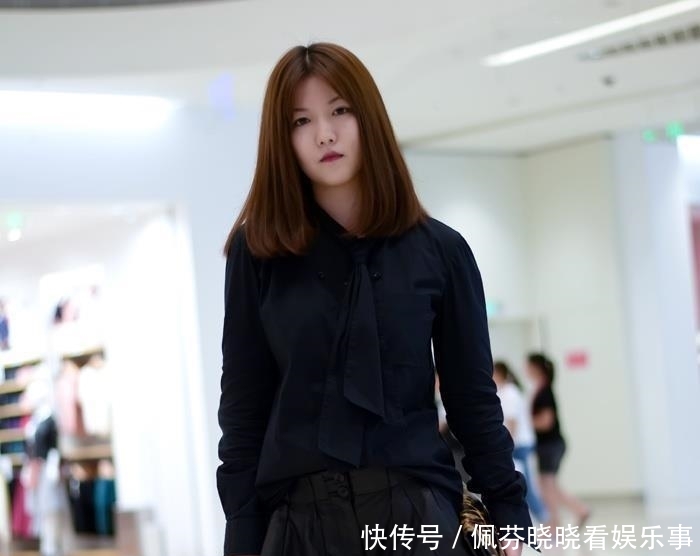  『小姐姐』街拍：优雅的白色V领雪纺衫，小姐姐穿出仙气十足的女神范