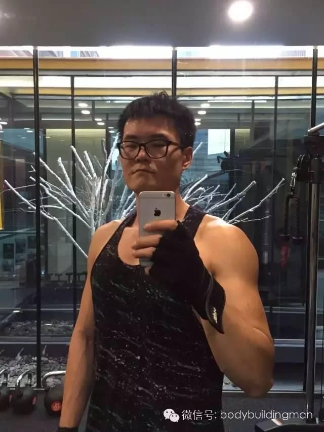 从握酒瓶到拿哑铃，他一年练出了腹肌!