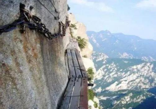 一男子从华山栈道跳崖，周围多名游客目睹这一行为，揪心