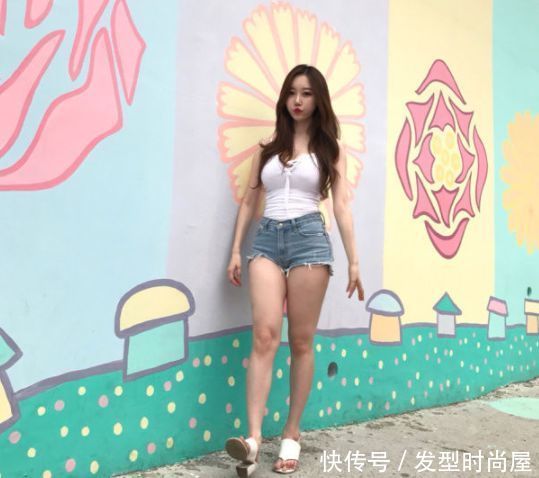 肤白貌美的牛仔裤小姐姐展露曼妙迷人的身姿,令人怦然心动!