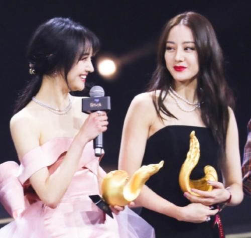 微博之夜郑爽照片