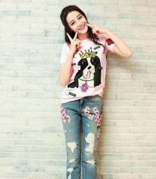 热巴这腿太粗了吧！牛仔裤快要撑破了，网友：人家不过穿了条秋裤