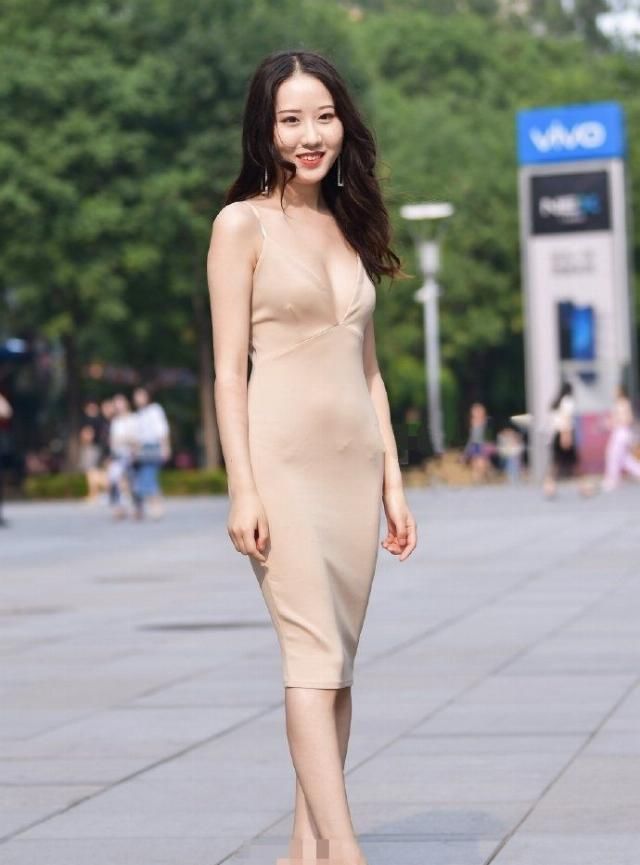 『 美女』被美女们穿的优雅气质，美得高级，美女街拍：纯色系列的吊带裙