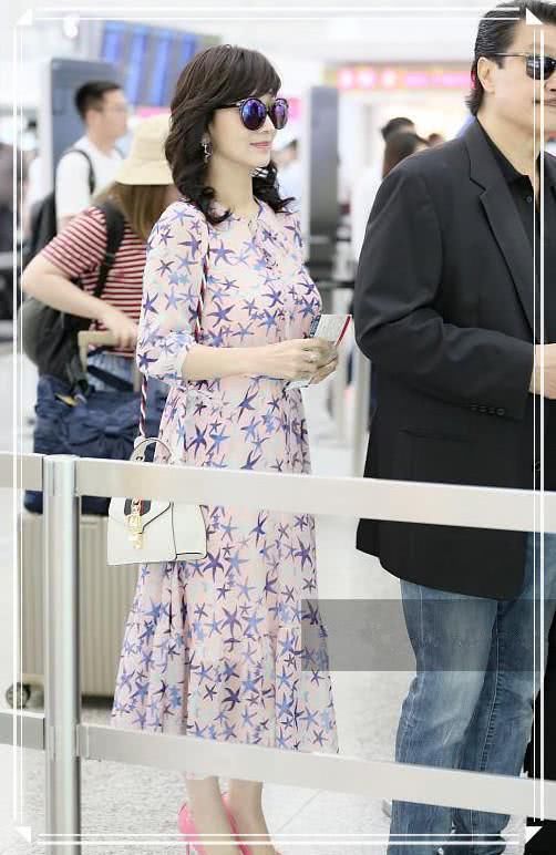 本以为55岁关之琳穿印花裙够少女了，可看到63岁赵雅芝，我沉默了