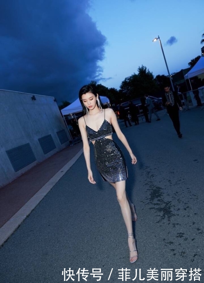 奚梦瑶真省布料！上身穿件内衣就敢去逛机场，网友：没点安全感！