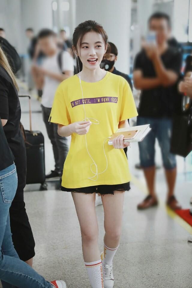 鞠婧祎机场终于好好穿裤子了，76斤“秒变”86斤，早就该这样穿