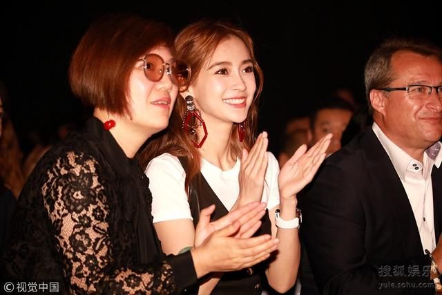 Angelababy穿包臀超短皮裙秀性感美腿 与厂商