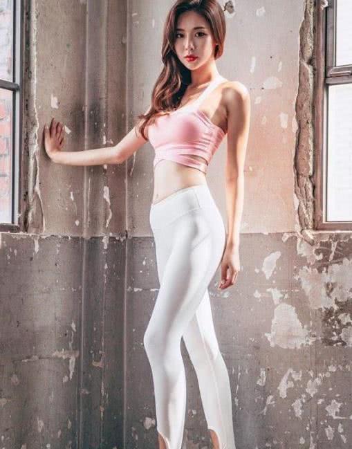 打底裤美女无论怎样，都十分美丽