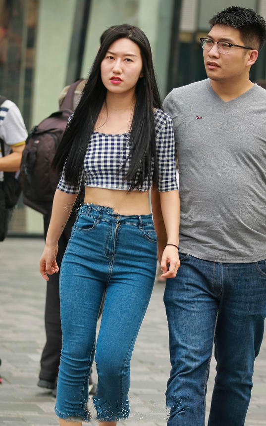 风韵小姐姐露脐装秀马甲线，紧身裤勾出迷人曲线，和男友逛街笑容