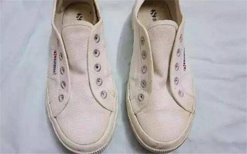  白鞋■小白鞋变得脏旧、发黄很难清理？从家政阿姨那里学了几招，试试吧