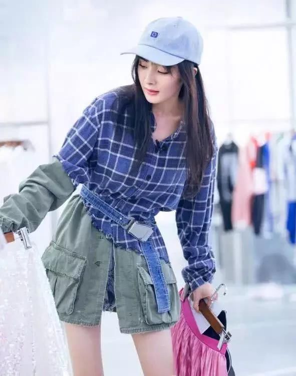 杨幂三万五塑料雨衣,两万透明包包,网友:贫穷限制了我的想象!