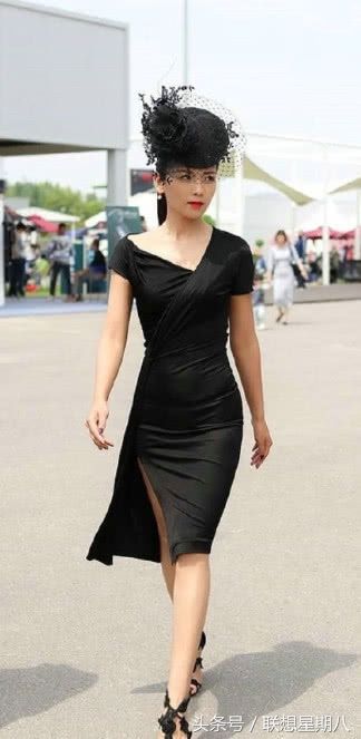 刘涛出席活动的这一身装扮是真的精致，四十岁的她气质容貌依旧