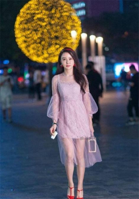  『各有千秋』街拍：漂亮的好姐妹一起出行，穿搭各有千秋，美得如诗如画