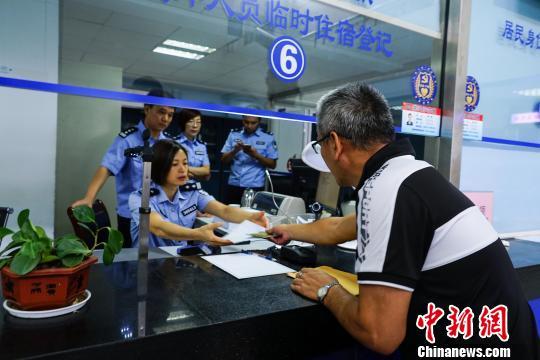 台胞持台湾居民居住证初体验:买动车票不到一分钟
