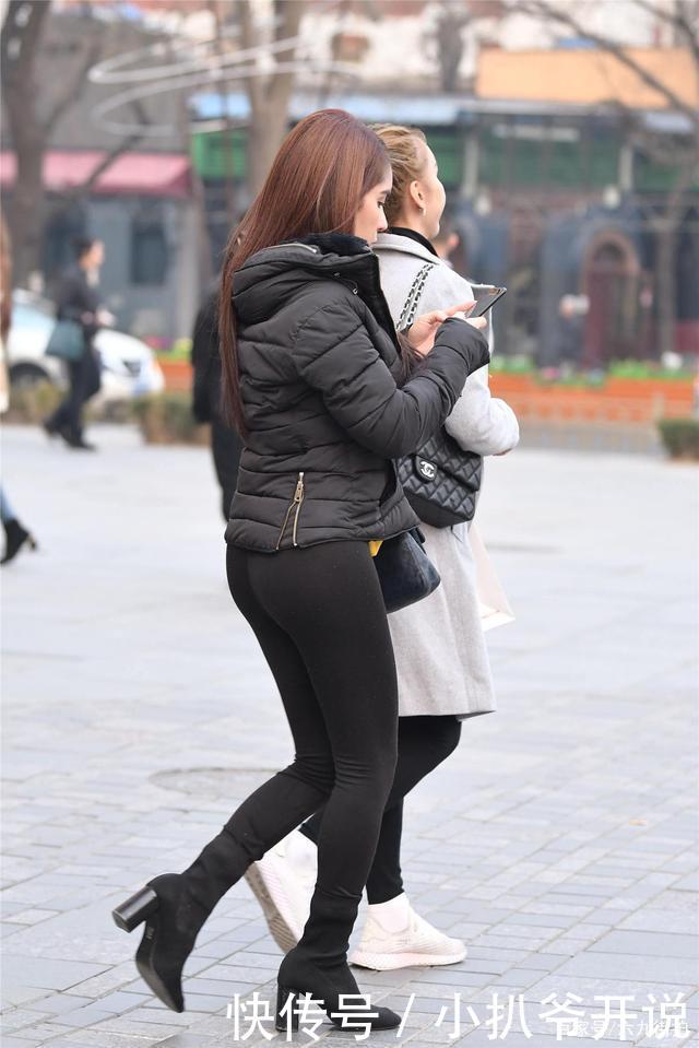  [健美裤]选择健美裤逛街，是穿着高跟鞋，还是运动鞋更好看一些呢