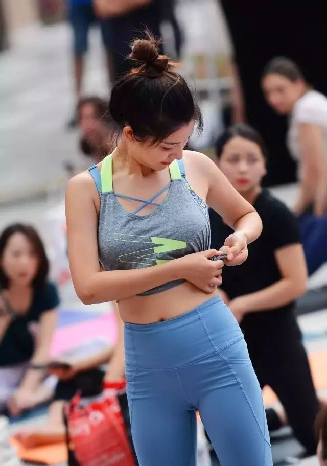 街拍：吃午饭遇到一波小姐姐，美腿白皙，最后一个让我难忘黑森林