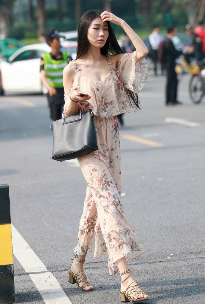 街拍北京女孩:夏天来了，个个都是大长腿，穿衣时尚，让人羡慕!