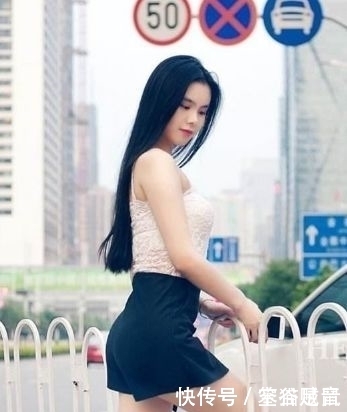 『带笑』街拍:美女白色穿修身短裙,身姿曼妙,眉眼带笑