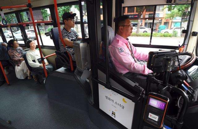 中国游客到日本，公交上给老人让座，为什么还被老人“指点”