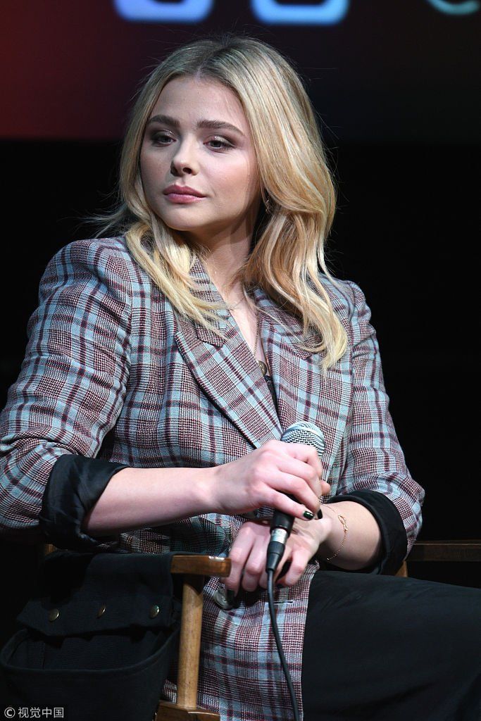 “超杀女”科洛莫瑞兹蕾丝裙搭西装略显老气  笑到前仰后合变“表