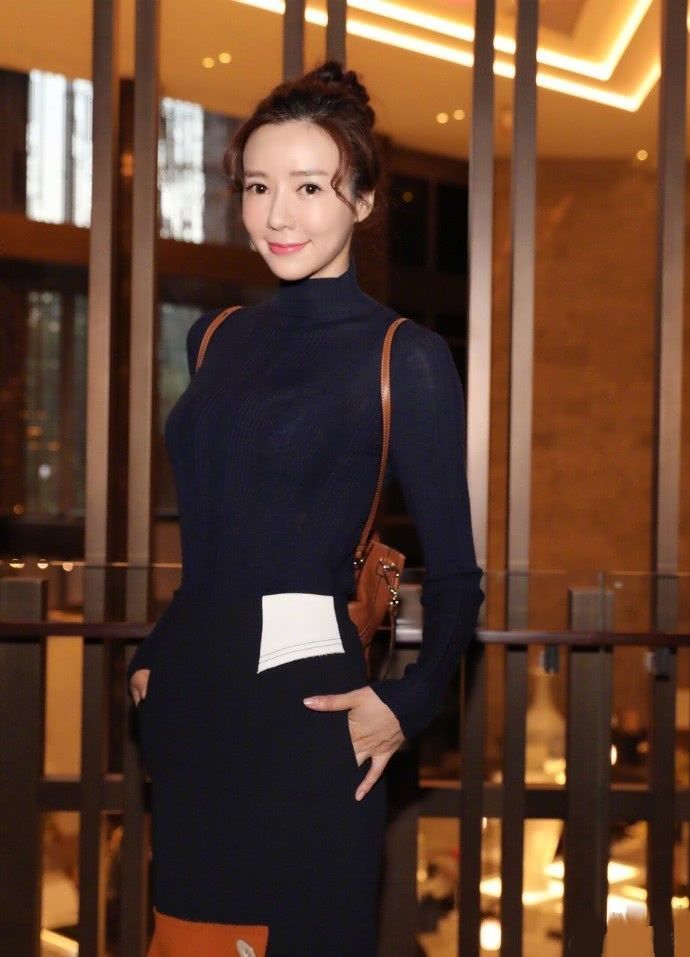 周韦彤真是厉害,穿紧身透视装好性感,上身让人