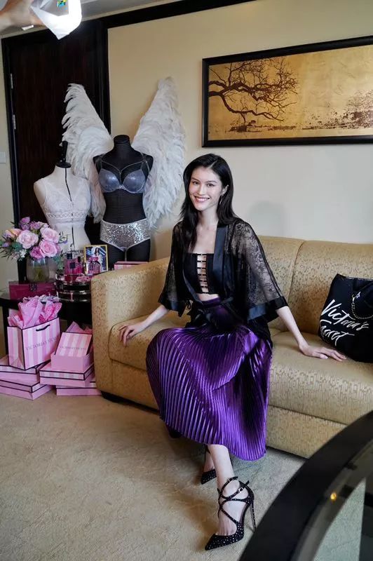 “维密天使”何穗下午在杭州被围观，原来那些传说是真的，肤白胸