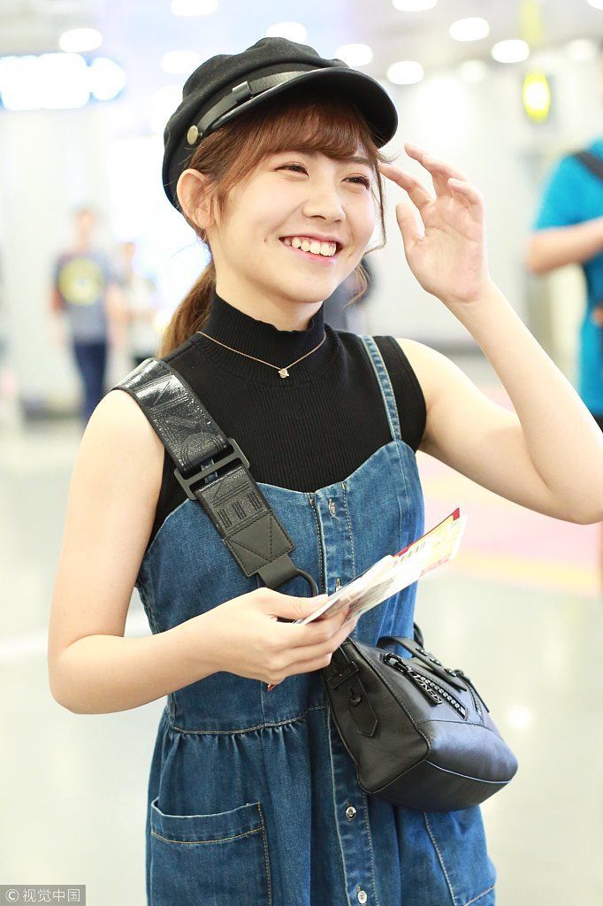 赖美云机场展衣品上一秒扮哭卖萌 下一秒眯眼笑成花露梨涡少女范