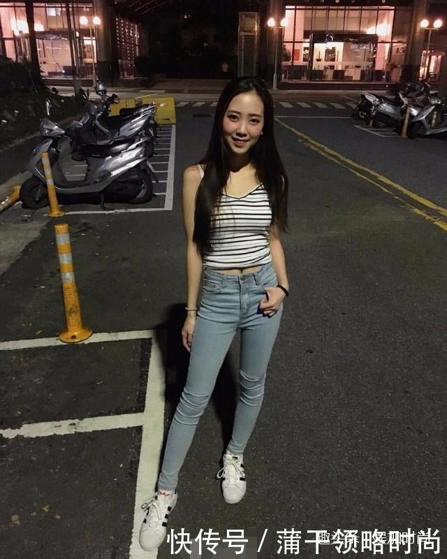 街拍:时尚妹子们的穿搭,皮裤和紧身裤差别在哪里?!