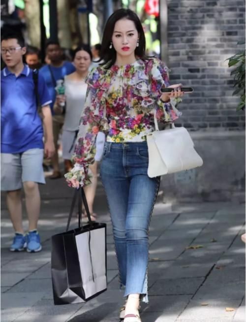 「风采」“三道轨”的直线牛仔裤，少妇装穿出少女美，网友真风采