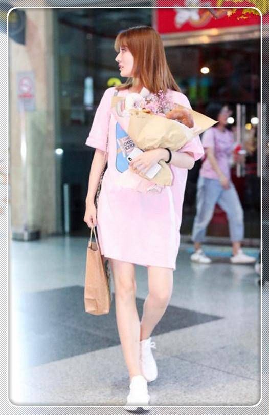 当24岁徐璐穿粉色T完败36岁王鸥，我才知道发型对于减龄有多重要