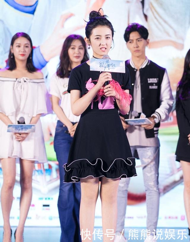 张子枫出席活动终于不穿高跟鞋了，这回一双马丁靴，却格外好看！