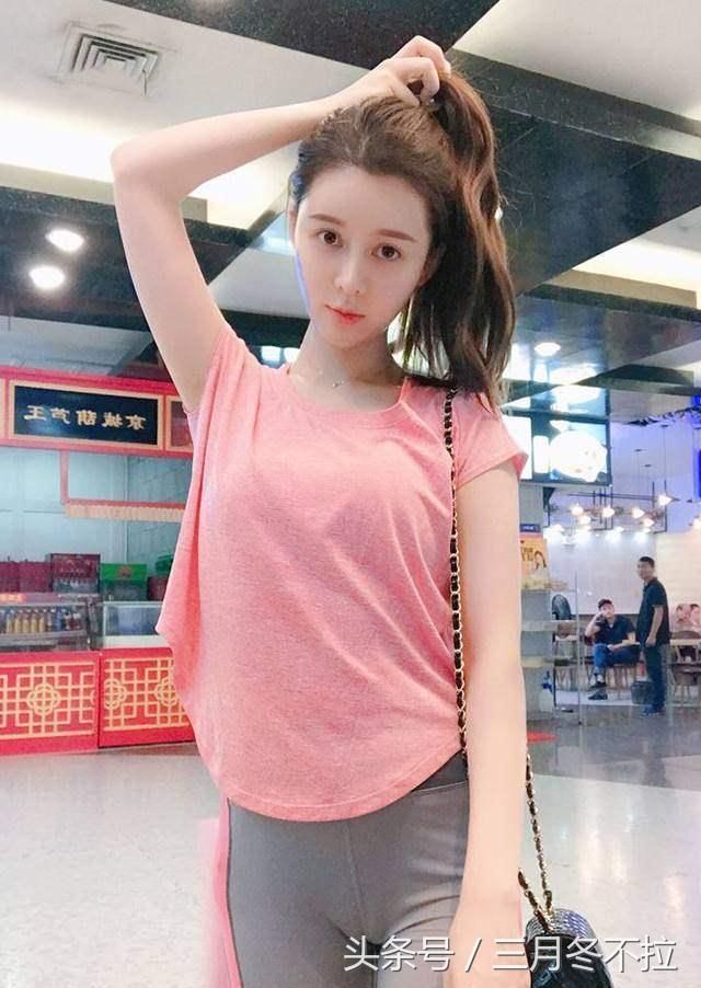 夏日流行的美，曼妙身姿曲线美，时尚女人穿隐约时尚的紧身打底裤