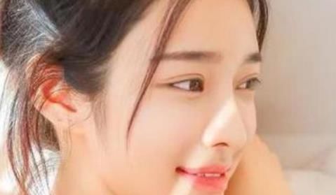  「皮肤」建议皮肤泛黄的女生，学会3个小技巧，让你皮肤白亮起来