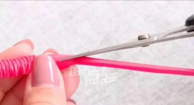  吸管|喝完饮料吸管别扔，做一条会动的毛毛虫！孩子抢着玩~