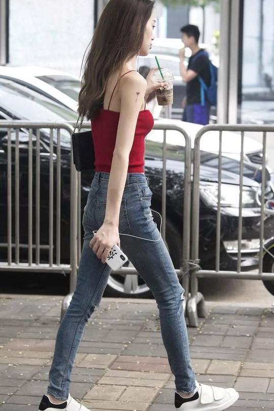 紧身牛仔、吊带衫，带来一丝小清新的感觉