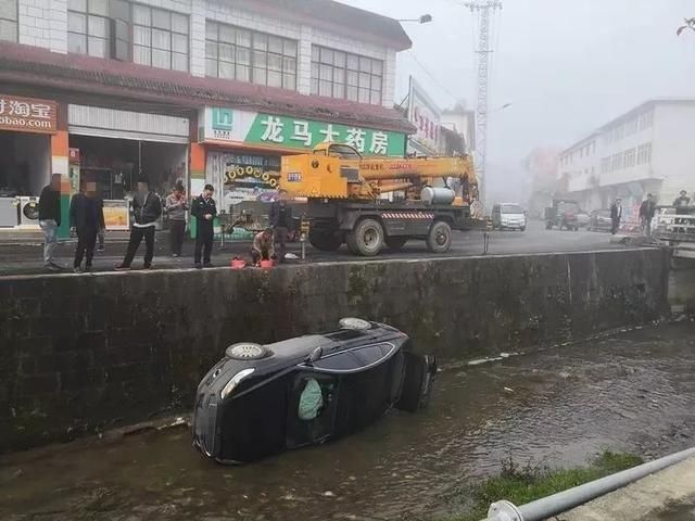  跟着：被坑惨！大清早司机跟着导航开车被带进河里...