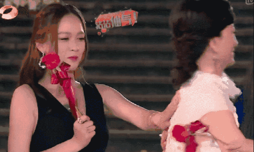 吴奇隆刘诗诗情侣装现身机场狂撒狗粮，宋茜就不能好好穿衣吗？