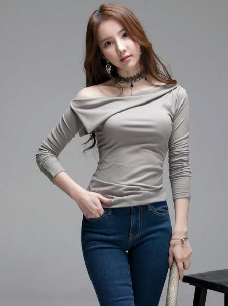 曲线迷人的牛仔裤美女，展露时尚的气质，特别的夺目！