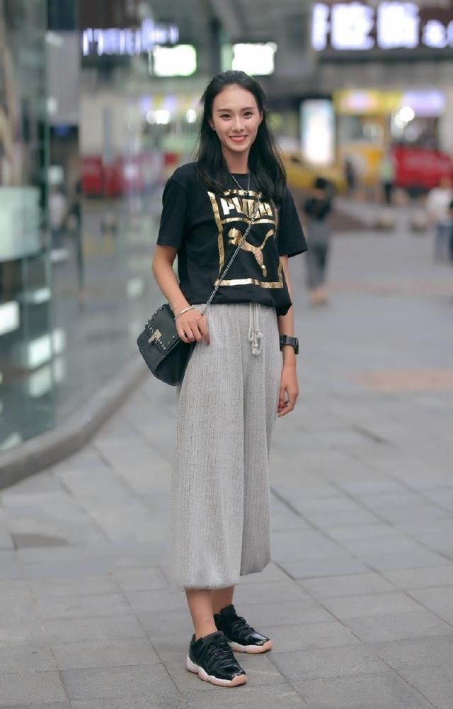 路人街拍，迷人的牛仔短裤，就算有一千条也嫌少!