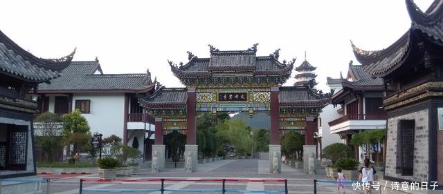 不靠长江，却因为三峡工程整个县城被淹，如今成漂亮的湖滨城市