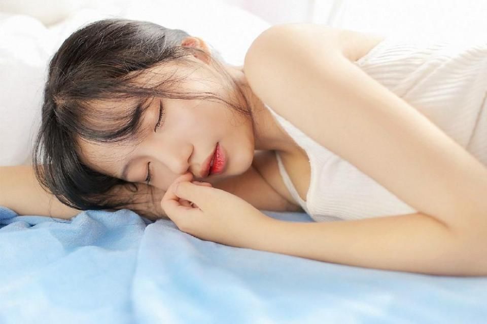 大胸美眉丰满妩媚童颜巨乳吊带诱人私房写真