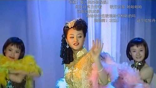  #濛濛#重温《情深深雨濛濛》：孙俪为赵薇伴舞，人群中最耀眼