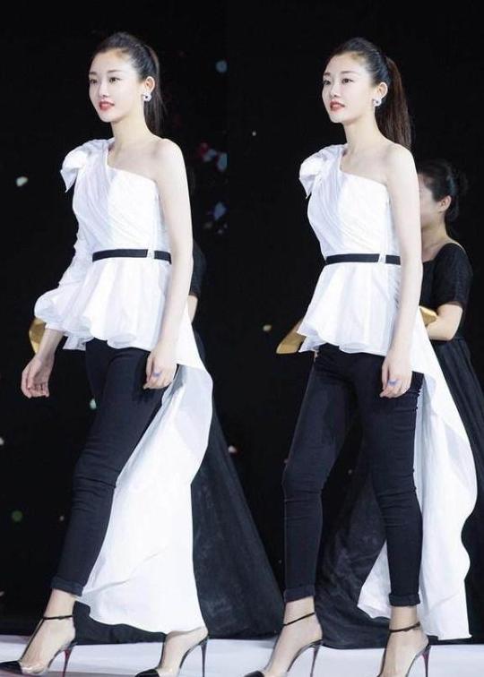 《芳华》女主真会穿! 铅笔裤搭配恨天高, 网友: 冯导眼光就是好