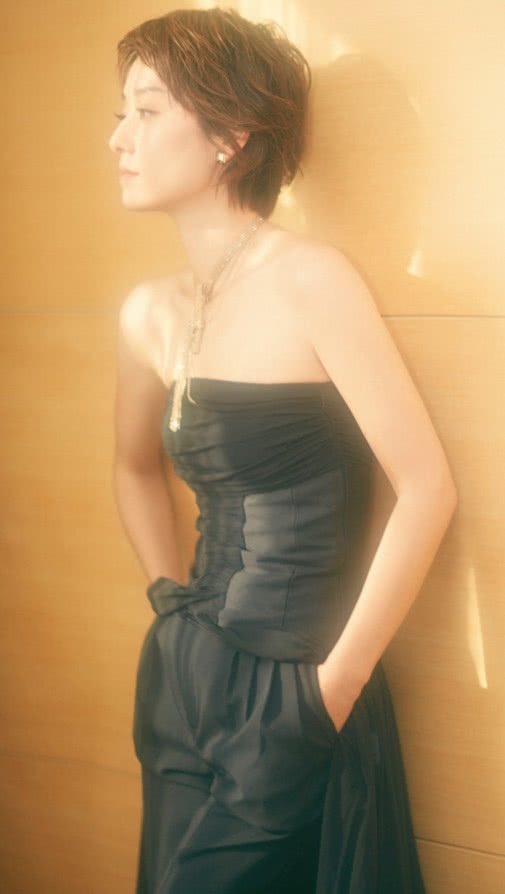 抹胸长裙搭配裤子，变身霸气视后，穿着真的很“马伊琍”