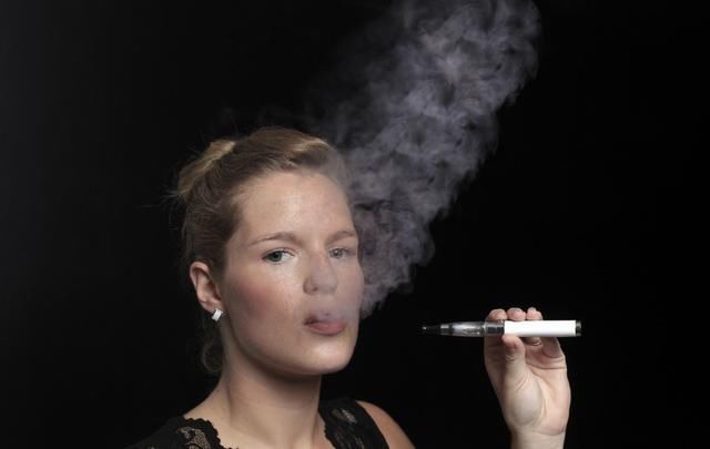 嘴唇发黑，再好的口红也不管用，日常4个坏习惯加速色素沉着！