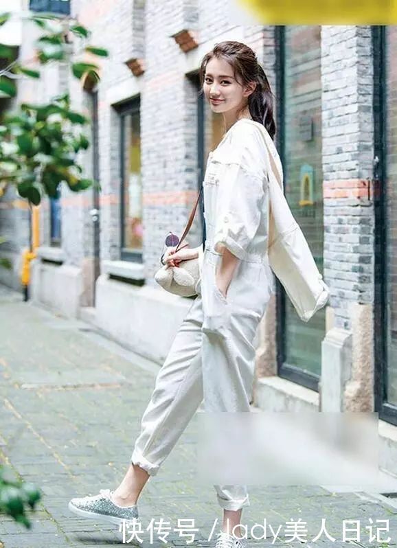 乔欣真的是越来越会穿了，连体裤只穿一半，看着心情好舒畅