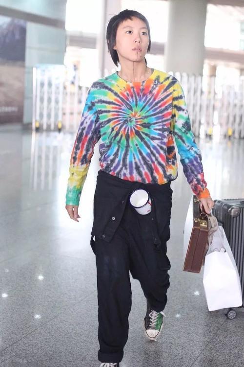 窦靖童穿什么裤子不好，非要穿这条！网友：三角区真是太抢眼！