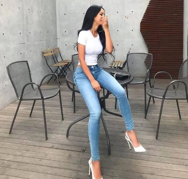 身材高挑的牛仔裤美女，秀出完美曲线，充满无限活力
