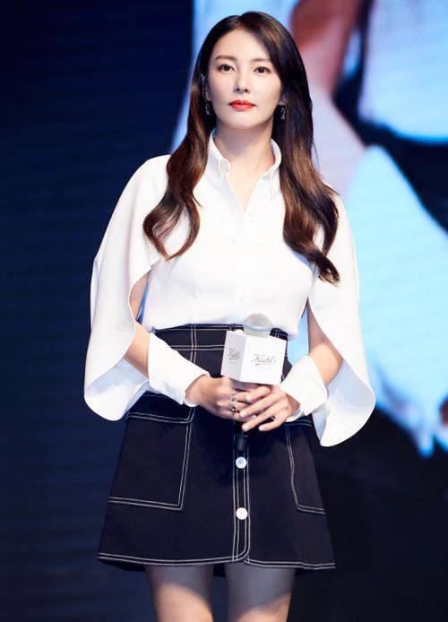 张雨绮怎么了，裙子“穿得假”就算了，这高跟鞋还能逼疯强迫症！