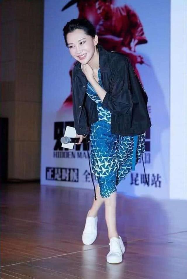 49岁许晴低胸裙尽显绰约风姿，搭配清新小白鞋年轻十八岁!